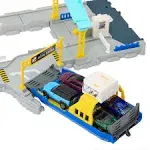 Matchbox HMH29 Ferry Port Set with Detachable Wheeled Ferry, Elements to Activate Manually or with The Help of The Land Rover Car, Children's Toy, from 3 Years Old,